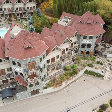 The Castle At Swan Lake Vernon Bagian luar foto