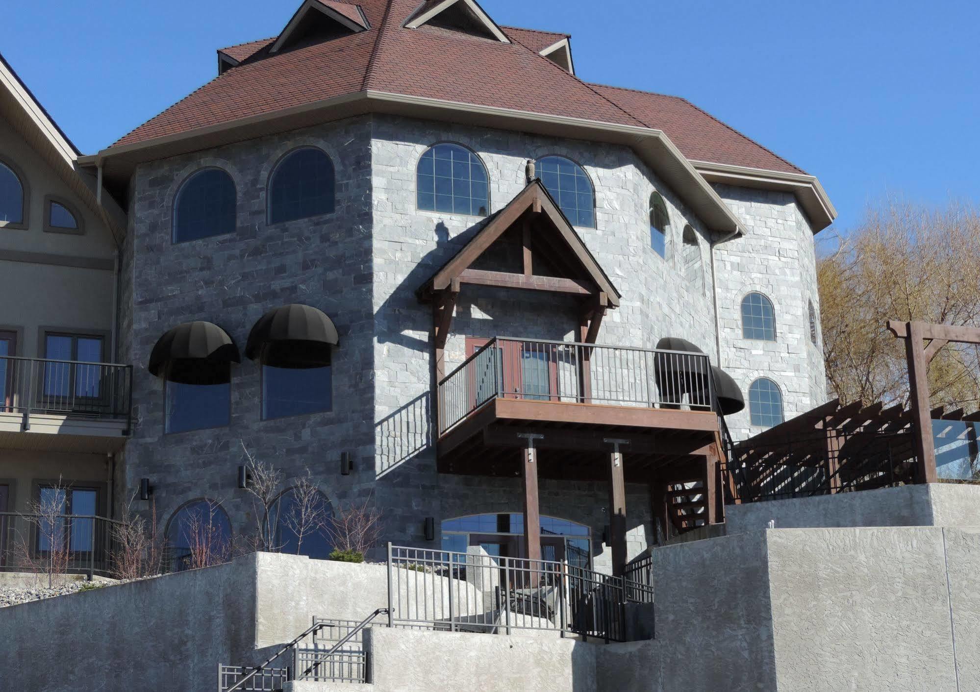 The Castle At Swan Lake Vernon Bagian luar foto